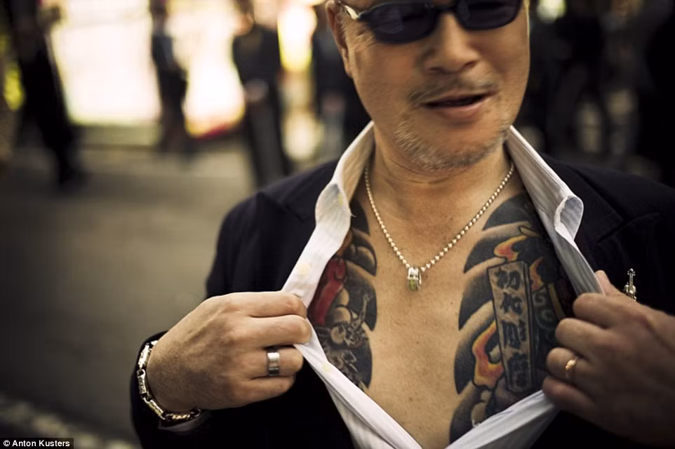 Ngày nay yakuza sử dụng "mỹ nhân kế" nhằm thu thập những thông tin bí mật của các công ty, tổ chức. Họ chiêu mộ những nam thanh, nữ tú rồi hỗ trợ những người này tiếp cận doanh nhân, chính trị gia, các nhân vật nổi tiếng để khai thác thông tin nhạy cảm. Sau khi nắm thông tin bí mật, yakuza sẽ tống tiền các công ty, tổ chức liên quan.