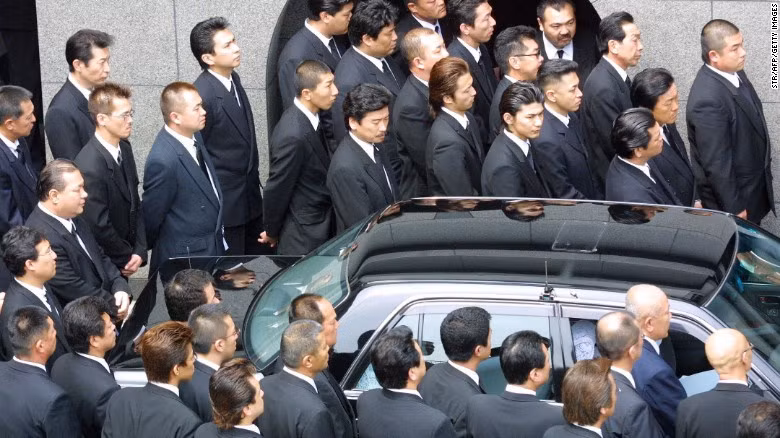 Hàng trăm thành viên yakuza tham dự đám tang của thủ lĩnh tại thành phố Kobe, Nhật Bản. Ảnh: Getty.