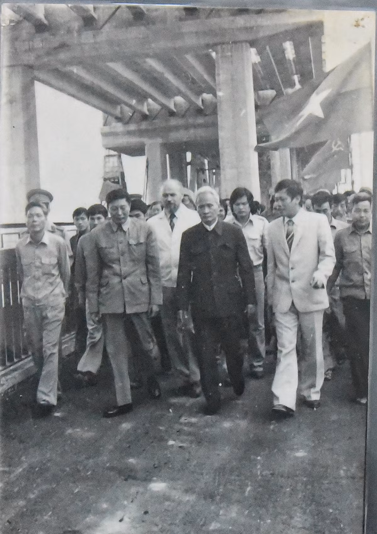 Thủ tướng Phạm Văn Đồng (áo đen, thứ 3 từ trái sang), Phó thủ tướng kiêm Bộ trưởng GTVT Đồng Sĩ Nguyên (thứ 2 từ trái sang) và các chuyên gia Liên Xô tham quan công trường vào ngày 5/11/1983.