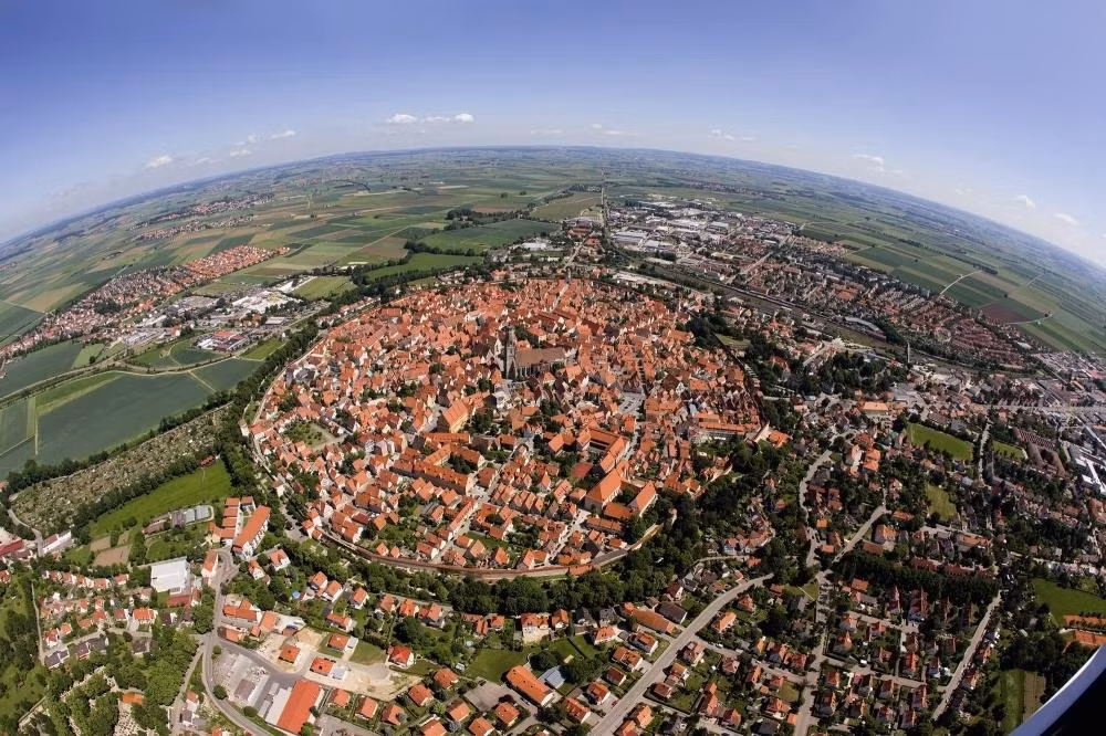 Theo World Atlas, Bavaria là bang nằm ở cực nam nước Đức, có diện tích tự nhiên lớn nhất nước với hơn 70.000 km2, dân số hơn 12 triệu người.