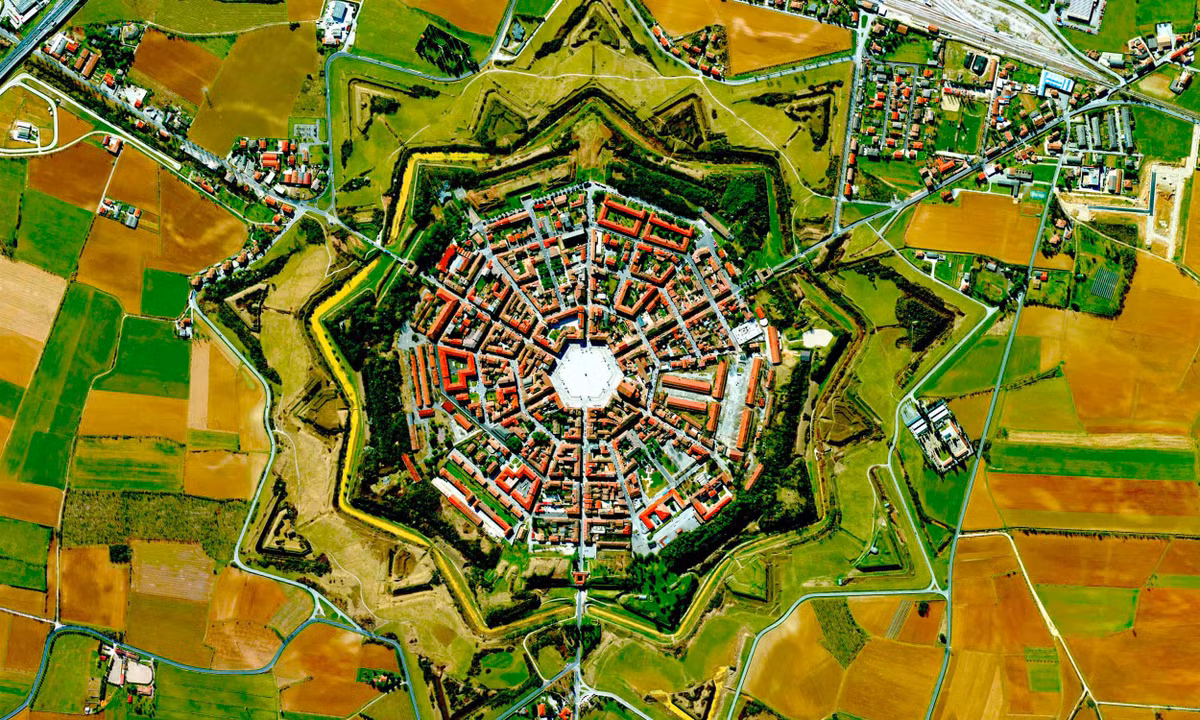  Palmanova (Italy): Pháo đài hình ngôi sao 9 cánh Palmanova là hệ thống phòng thủ phức tạp, được xây dựng năm 1593 nhằm chống lại các cuộc tấn công của người Ottoman. Nơi đây là một trong những thành phố cổ lớn nhất và được bảo tồn tốt nhất đất nước hình chiếc ủng. Năm 2017, công trình được UNESCO công nhận là di sản thế giới. Ảnh: World Urban Planning.