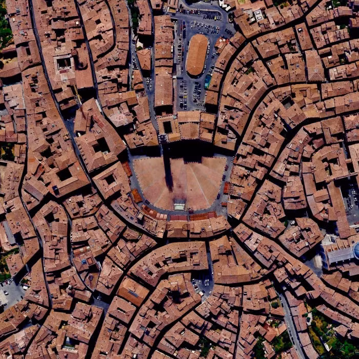  Siena (Ytaly): Là thủ phủ của tỉnh cùng tên, thành phố Siena chinh phục du khách ghé thăm với hình ảnh những con hẻm đặc trưng ngoằn ngoèo, nhỏ bé mang đầy chất nghệ thuật. Siena là hiện thân của thành phố thời trung cổ, xây dựng thế kỷ 12-15. Trong suốt nhiều thế kỷ, dân cư ở đây bảo tồn diện mạo Gothic của thành phố. Ảnh: ArtTrav.