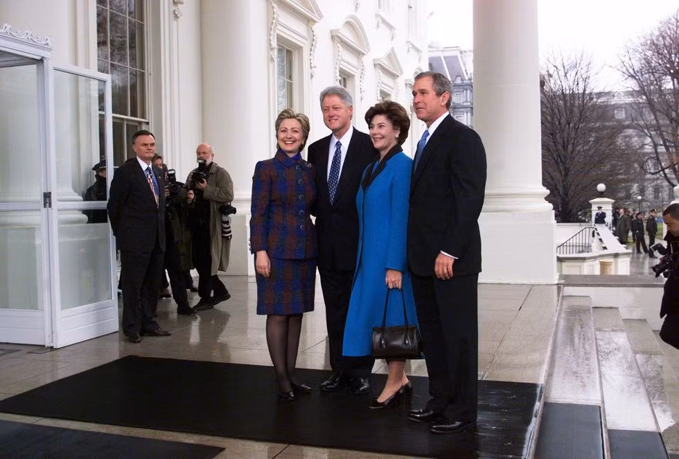 Vợ chồng cựu Tổng thống Bill Clinton và vợ chồng cựu Tổng thống George W. Bush trong ngày chuyển giao quyền lực vào năm 2001.