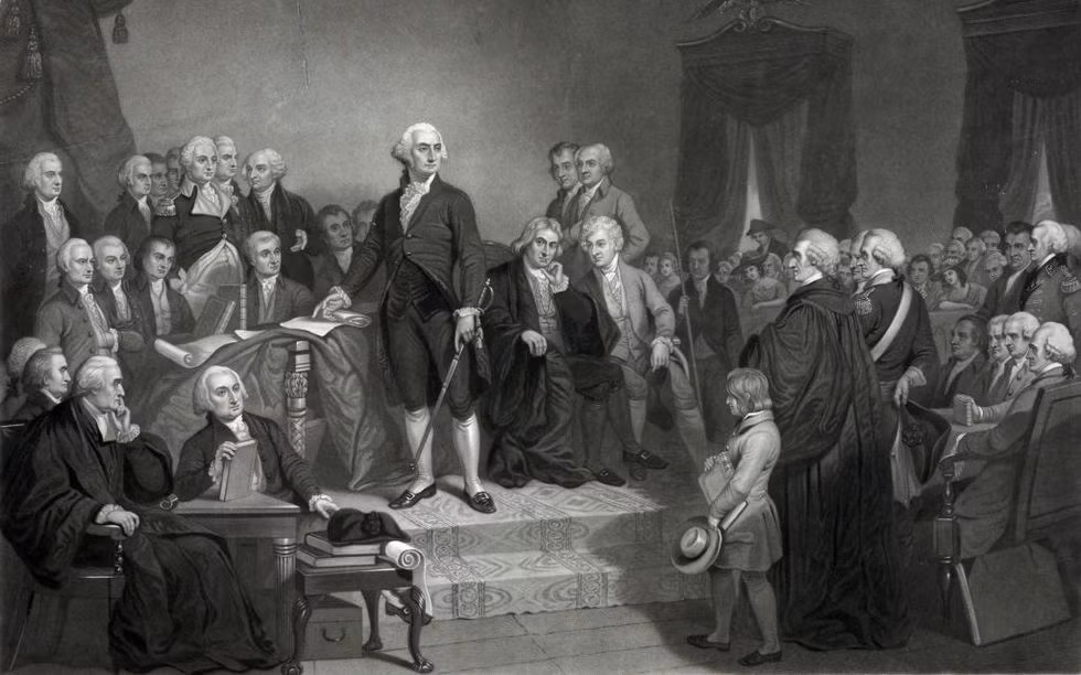 Lễ nhậm chức đầu tiên được tổ chức vào ngày 30/4/1789, khi cố Tổng thống George Washington tuyên thệ tại thành phố New York. “Tôi xin trang trọng thề sẽ thực hiện mọi nghĩa vụ của tổng thống Mỹ một cách trung thực và hứa sẽ làm tất cả trong khả năng để thực thi, bảo vệ hiến pháp nước Mỹ” - câu tuyên thệ của George Washington vẫn được những người đứng đầu nước Mỹ lặp lại trong ngày nhậm chức tới tận ngày nay. Kể từ lễ nhậm chức thứ hai, chủ tịch tòa án tối cao Mỹ là người đứng ra đón nhận lời thề của tân tổng thống.