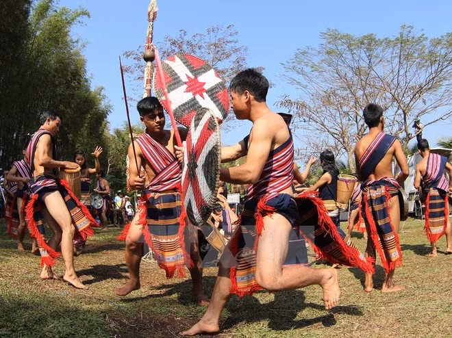 br/> Người Xtiêng có ngôn ngữ riêng của mình, là tiếng Xtiêng, thuộc nhóm ngôn ngữ Môn - Khemer. Mặc dù tỷ lệ biết tiếng Việt cao, nhưng khi giao tiếp, trò chuyện trong gia đình, cộng đồng, người Xtiêng vẫn giữ tiếng nói của mình. 81,2% người Xtiêng dùng tiếng dân tộc trong giao tiếp.