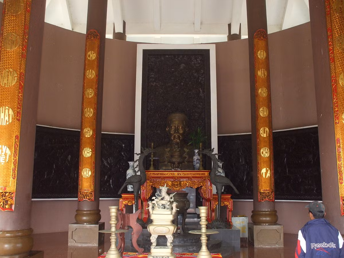  Nguyễn Đình Chiểu là nhà thơ, nhà tri thức yêu nước nổi tiếng trong thế kỷ XIX. Ông vốn quê ở Huế, sinh ra ở Gia Định, nhưng có 26 năm cuối đời sống, bóc thuốc và làm nghề dạy học ở Ba Tri, Bến Tre. Hiện nay, mộ phần và đền thờ ông đều ở Ba Tri. 