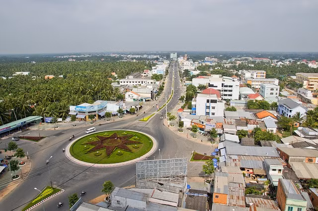  Với diện tích 2359,8 km2, dân số hơn 1,2 triệu người, tỉnh Bến Tre hiện có 9 đơn vị hành chính gồm thành phố Bến Tre cùng 8 huyện: Mỏ Cày Bắc, Mỏ Cày Nam, Ba Tri, Giồng Trôm, Bình Đại, Châu Thành, Chợ Lách, Thạnh Phú.