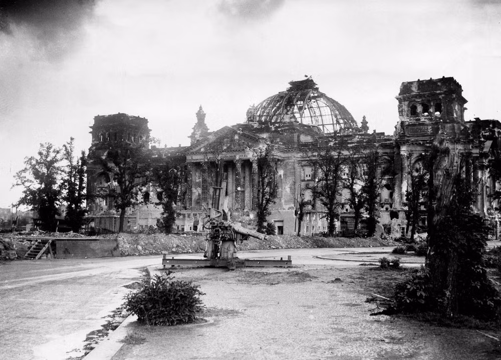 Ngày 7/5/1945 đã đi vào lịch sử, kết thúc cuộc chiến lớn và đẫm máu nhất lịch sử nhân loại, ít nhất 40 triệu người đã thiệt mạng, bị thương và bị bắt sau 5 năm, tám tháng và 6 ngày xung đột lan rộng trên toàn cầu.