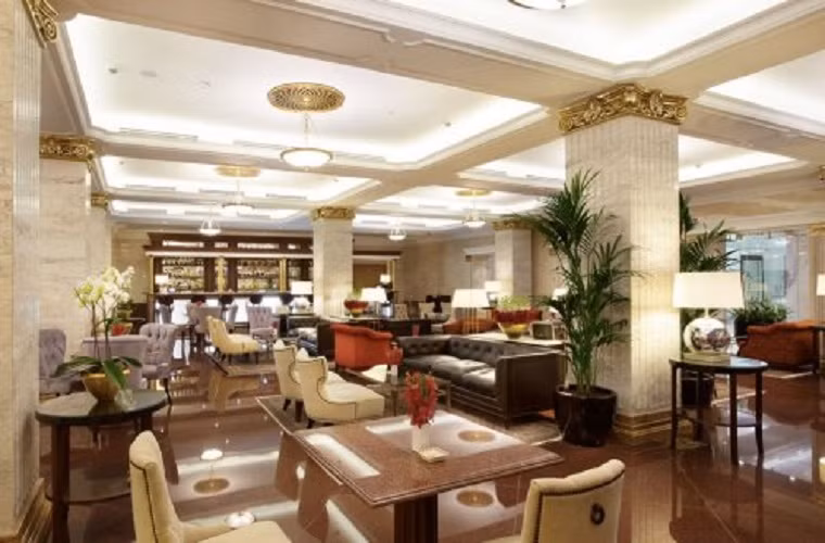 Quầy bar phục vụ cafe, các loại rượu hảo hạng có sức chứa hơn 80 người. Nội thất mang phong cách hiện đại, sang trọng.