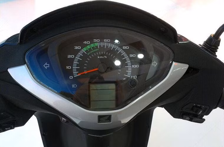 Đồng hồ kiểu dáng mới với tốc độ tối đa đạt 110 km/h. Chiếc xe còn bổ sung thêm màn hình cỡ nhỏ hiển thị các thông số kĩ thuật của xe.