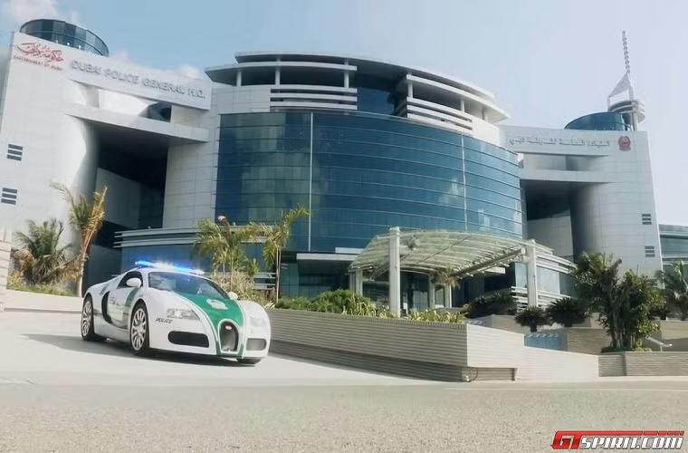 Những hình ảnh đầu tiên Bugatti chạy thử nghiệm quanh trụ sở chính cảnh sát tại Dubai.