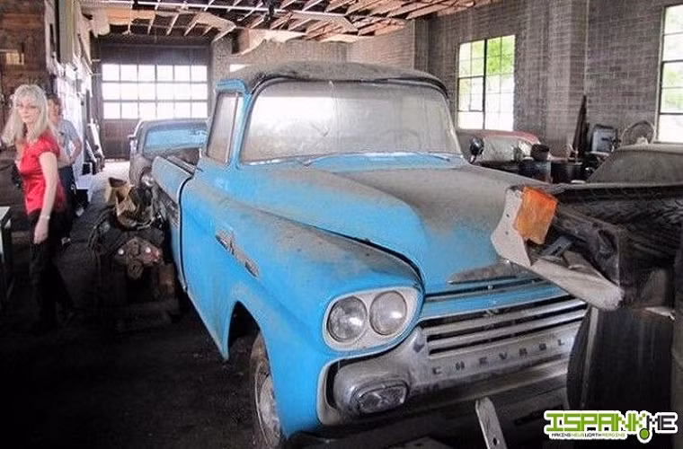 Chiếc Chevrolet bán tải cổ trong bộ phim hoạt hình nổi tiếng "Car" cũng có mặt trong nhà kho.