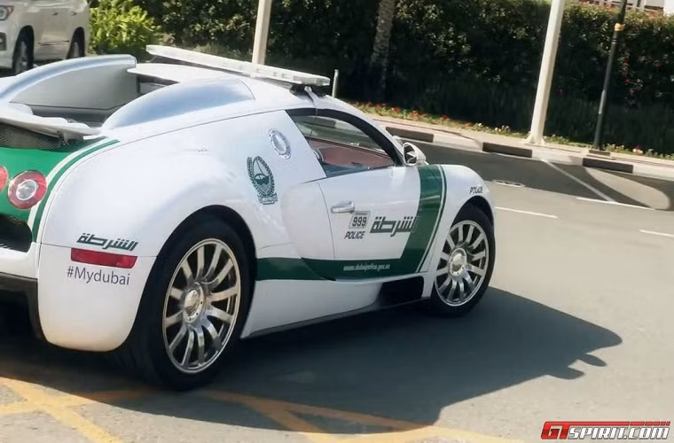 Siêu xe Bugatti Veyron được trang bị động cơ W16 8.0 lít, công suất 1.001 mã lực và mômen xoắn cực đại 1.250 Nm.