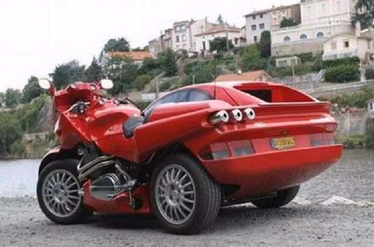 Thiết kế độc đáo biến chú ngựa Ferrari hợp nhất với một chiếc mô tô tạo thành chiếc xe ba bánh có phần quái dị nhưng hết sức tiện lợi.