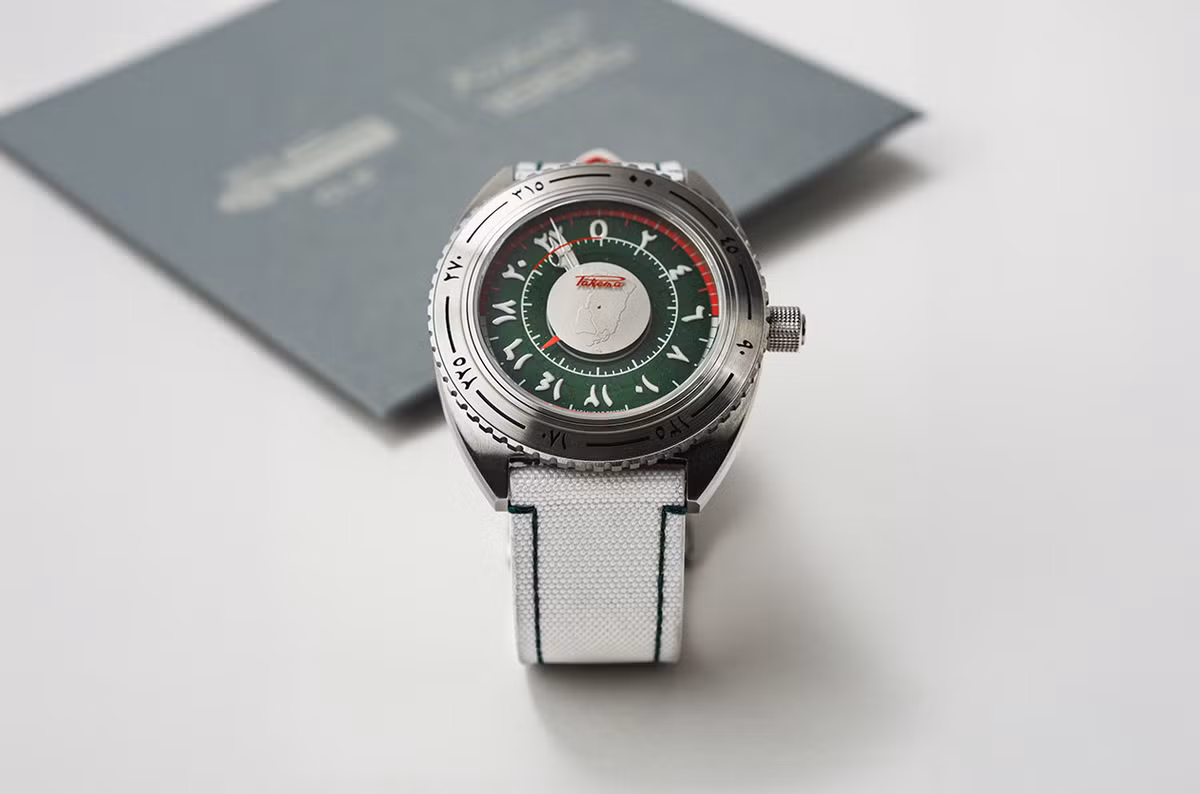 Thương hiệu đồng hồ Nga Raketa bắt tay với nhà mốt Ả Rập 1886, ra mắt mẫu đồng hồ “First in Space". Cỗ máy được lấy cảm hứng từ chuyến bay lịch sử của hoàng tử Sultan bin Salman Al Saud, người Ả Rập và hoàng gia đầu tiên bay vào không gian năm 1985.