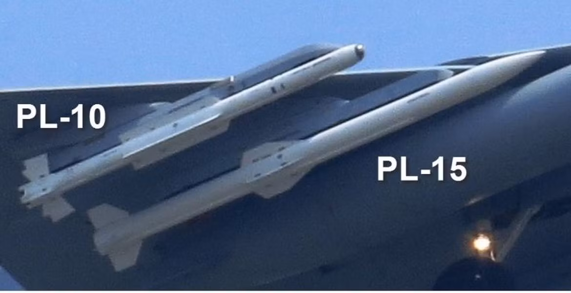 PAF hôm 26/4 cũng công bố những bức ảnh cho thấy chiến đấu cơ JF-17 Block III được trang bị tên lửa PL-10 và PL-15E, chính thức xác nhận dòng máy bay này có khả năng triển khai các tên lửa không đối không như vậy.