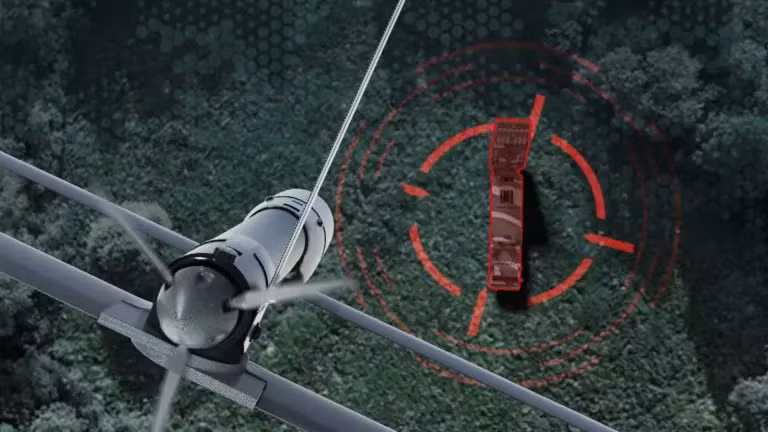  Video giới thiệu cho thấy Red Dragon có thể đánh trúng xe tăng, phương tiện quân sự, trại địch và cả công trình nhỏ, với các địa hình đất liền, trên biển và trên không. Sức công phá tùy thuộc vào mục tiêu bị đánh trúng, nhưng drone này có thể mang tới 10kg thuốc nổ.