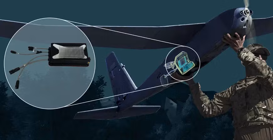 Theo AeroVironment, phần mềm AVACORE chính là “bộ não” điều khiển toàn bộ hệ thống bên trong, cho phép dễ dàng tùy chỉnh nhiệm vụ. Còn hệ thống SPOTR-Edge là “đôi mắt thông minh” sử dụng AI để phát hiện và nhận diện mục tiêu một cách độc lập. Red Dragon sử dụng AI để tự xác định mục tiêu, phân biệt giữa mục tiêu quân sự và dân sự, và ra quyết định tấn công mà không cần sự can thiệp của con người. 