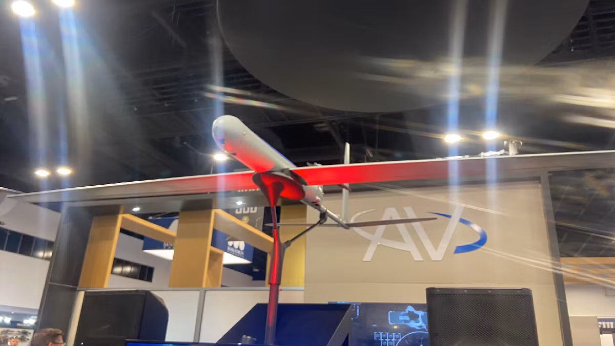 Công ty AeroVironment vừa giới thiệu mẫu drone Red Dragon trong một video trên kênh YouTube của hãng. Đây là mẫu đầu tiên trong dòng “drone tấn công tự sát” mới. Chiếc drone cảm tử này có thể đạt tốc độ lên tới 160 km/h và phạm vi hoạt động 400km. Nó chỉ mất 10 phút để triển khai và phóng, nặng chỉ khoảng 20kg, phù hợp với điều kiện tác chiến nhanh. 