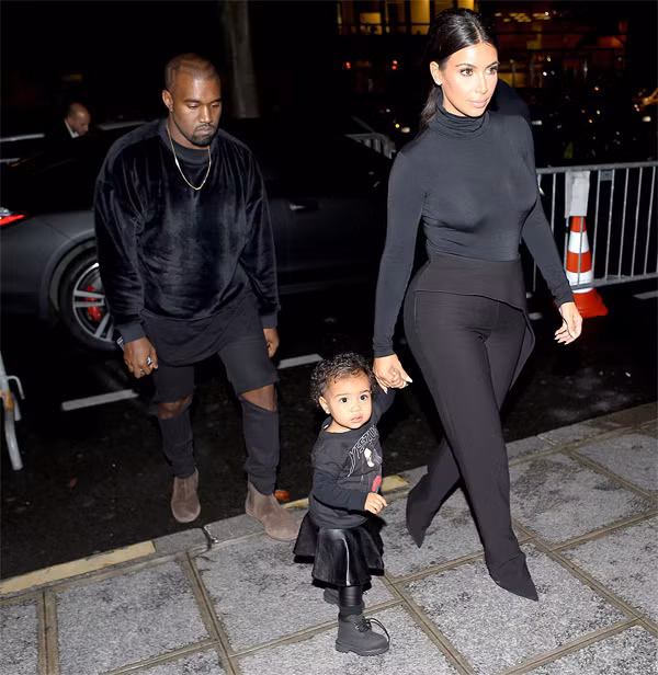 Ba người nhà Kim-Kanye-Nori, ton-sur-ton khi tới tham dự một show thời trang.