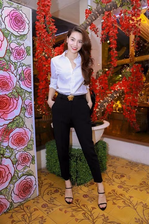 Với bộ trang phục công sở đơn giản, chiếc thắt lưng đã tạo ấn tượng mạnh hơn cho Hà Hồ