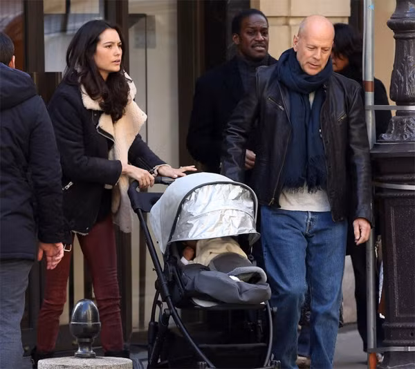 Ngoài ba con gái đã trưởng thành với Demi Moore, Bruce Willis còn sinh thêm hai bé gái Mebel (2012) và Evelyn (2014) khi nam tài tử đã 59 tuổi.