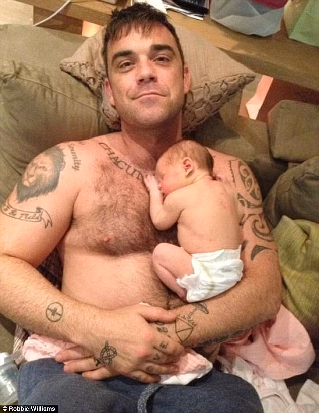 Bức ảnh chụp Robbie Williams với đứa con đầu lòng, bé Teddy.