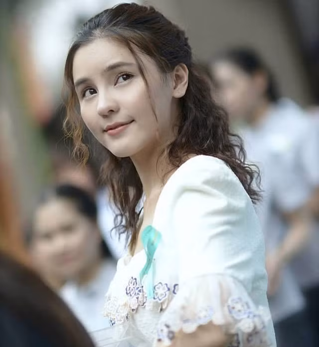 Nụ cười ngọt ngào, vẻ nhí nhảnh, tự nhiên, đáng yêu của cô nàng diễn viên nhỏ bé này dường như đã che lấp đi khuyết điểm chiều cao của cô. Sau phim này, cô nàng nấm lùn nhanh chóng được khán giả trao tặng danh hiệu ngọc nữ của màn ảnh Thái Lan.