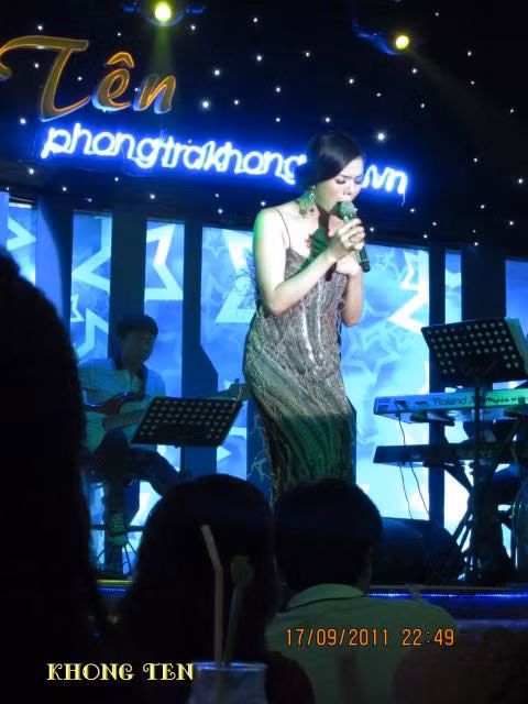 Đặc biệt, từ khi lấy chồng, Lệ Quyên có một gian riêng để say sưa ca hát, đó là phòng trà Không Tên nằm ngay trung tâm thành phố Sài Gòn do vợ chồng cô làm chủ. Đây cũng là nơi nhiều nghệ sĩ nổi tiếng thường lui tới biểu diễn.