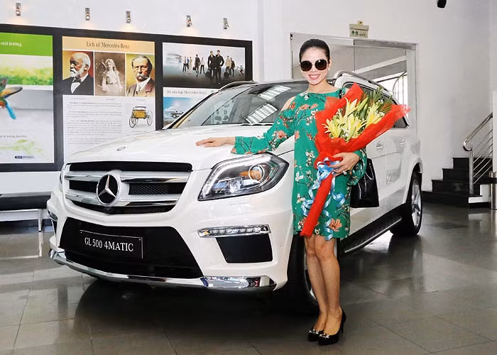 Không chia sẻ nhiều về kinh tế gia đình, nhưng mới đây nữ ca sĩ đã khiến nhiều người choáng váng khi khoe chiếc SUV cỡ lớn Mercedes Benz GL 500 4 Matic có giá hơn 5 tỉ đồng.