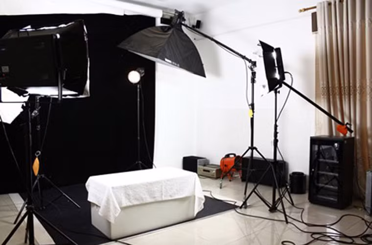 Vốn đam mê chụp ảnh, Lam Trường đã đầu tư hẳn một studio trong nhà.