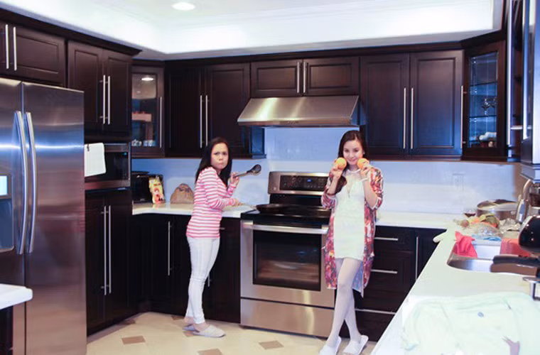 Ca sỹ Vy Oanh tạo dáng trong căn bếp của danh hài Việt Hương.