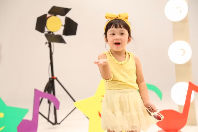 Là “giám khảo” nữ duy nhất của cuộc thi, Sumo nhà MC Diệp Chi lại vô cùng nổi bật với bộ váy ton sur ton màu vàng rực rỡ.