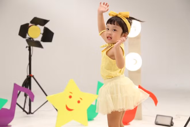 Đặc biệt, vị giám khảo nhí này còn tự mình trình diễn một bài nhảy sôi động để cổ vũ tinh thần các thí sinh.