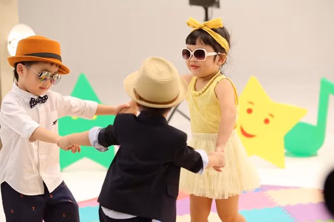 Chỉ cần nhạc nổi lên là các giám khảo nhí nhảy không ngừng.