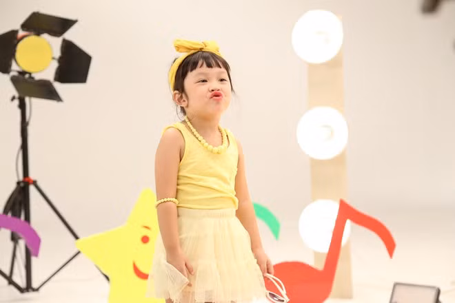 Được cộng đồng mạng yêu thích bởi những biểu cảm đáng yêu, nhóc tì nhà MC Diệp Chi tiếp tục thể hiện khiếu hài hước khi chu mỏ trước phần biểu diễn mà mình yêu thích.