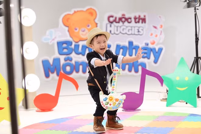 Vị giám khảo nhí này còn không ngần ngại ôm đàn lên trình diễn mẫu.