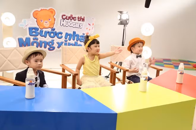 Có cá tính riêng nhưng cả ba vị giám khảo nhí đều hòa đồng, thân thiện và rất ăn ý khi ngồi “ghế nóng”.