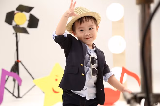 Lần đầu ngồi "ghế nóng" nhưng Rio tỏ ra rất tự tin và thân thiện.
