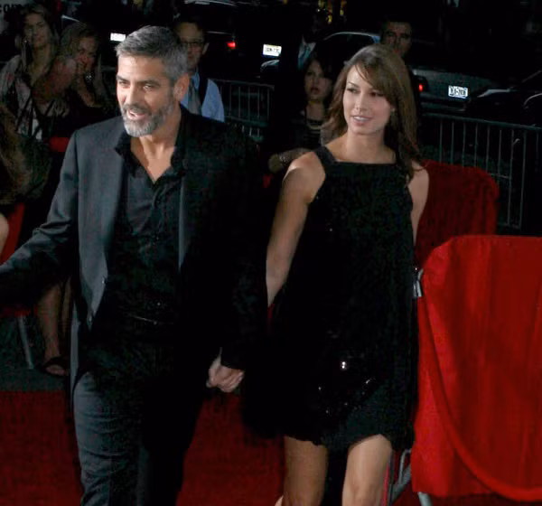 Chán hẹn hò với các nữ đồng nghiệp, Clooney quay sang tán tỉnh cô hầu bàn Sarah Larsonin vào năm 2008.