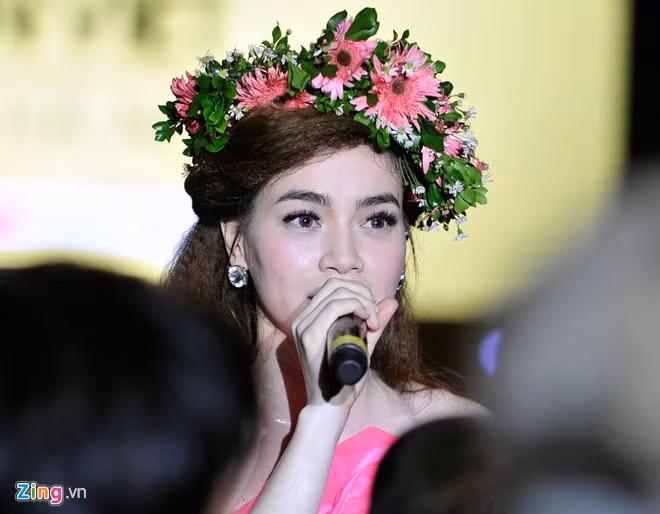 Với 3 chương "Khát vọng sinh viên", "Top hits", "Vũ điệu sôi động", Hồ Ngọc Hà lần lượt mang đến 3 mảng màu khác nhau. Trong phần hai "Top hits", giọng ca gốc Quảng Bình khiến 8.000 sinh viên cùng hoà giọng ca với mình khi mang tới những ca khúc gắn liền với tên tuổi Hà Hồ: "Cô đơn giữa cuộc tình", "Tìm lại giấc mơ", "Sao ta lặng im", "Hãy nói với em", "Một lần cuối thôi"…