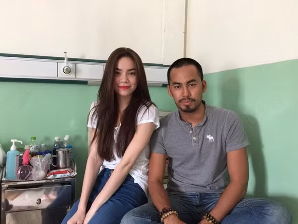 Hồ Ngọc Hà đến động viên Duy Nhân.