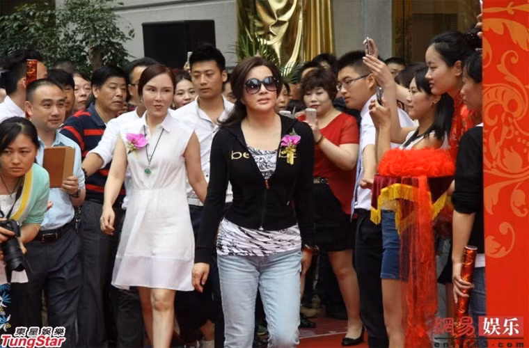 Trang phục càng giản dị thì Lưu Hiểu Khánh càng trẻ trung.