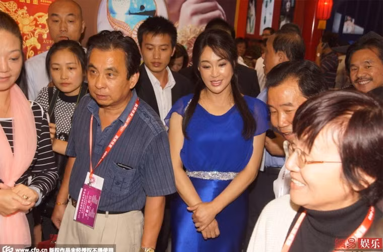 Tuy nhiên, khi chụp xa, hình ảnh của ngôi sao Hoa ngữ nhẹ nhàng, trẻ trung hơn.