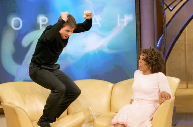 Màn nhảy tưng tưng trên ghế sofa của Tom Cruise để bày tỏ tình yêu với Katie Holmes trong chương trình Oprah Winfrey Show năm 2005 đã trở thành giai thoại ở Hollywood. Hành động của Tom là cách anh chứng minh tình yêu đích thực dành cho Katie khi có tin đồn hai người hẹn hò nhau chỉ là chiêu PR.