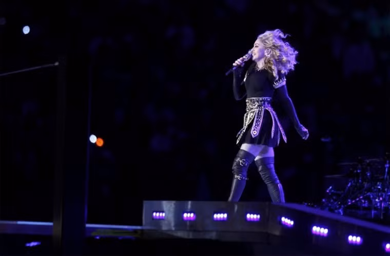 Trong buổi biểu diễn trên sân khấu Super Bowl Halftime 2012, Madonna đã bị trượt ngã dập mật xuống sân khấu. Cú ngã đó đã khiến màn biểu diễn của nữ hoàng pop phải ngưng lại vài phút.