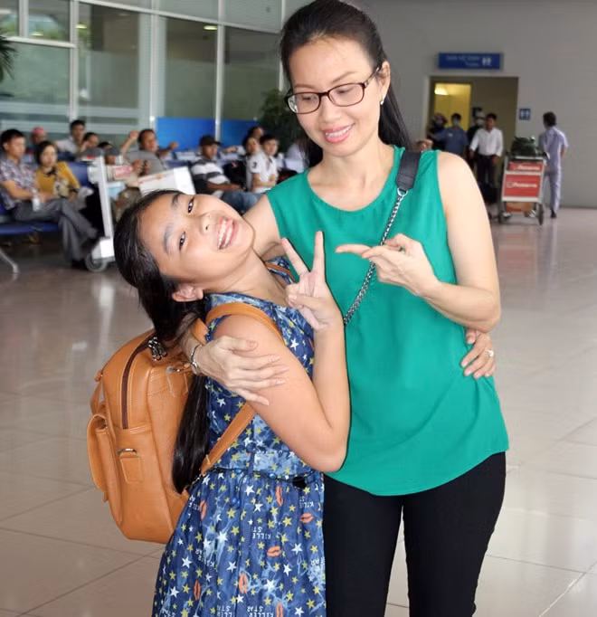 Huấn luyện viên Cẩm Ly ra tận sân bay để tiễn cô học trò cưng. Nhiều tháng cùng nhau luyện tập và sinh hoạt khiến tình cảm giữa cả hai trở nên khăng khít, không chỉ dừng lại ở mối quan hệ cô - trò mà đã xem như thành viên của một đại gia đình.