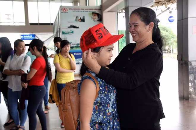 Mẹ Thiện Nhân không khỏi tự hào về con gái cưng của mình. Trong những vòng thi đầu tiên, khi mẹ của cô bé chưa sắp xếp được công việc để lên Sài Gòn, người có nhiệm vụ chăm sóc và đưa đón Thiện Nhân là anh trai. Cô bé kể lại, nhiều lúc nhớ mẹ, em phải chui vào xó để khóc một mình.