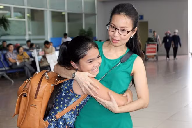 Đầu tuần này, Cẩm Ly và Thiện Nhân cũng đã cùng nhau tiễn Mai Chí Công về Lai Châu để tiếp tục việc học. Trong khoảnh khắc chia tay, cả 3 cô trò đã không kiềm được sự xúc động.