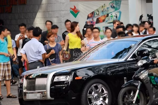 Chiếc Rolls Royce Ghost cực sang mà Hà Hồ đi tới nhiều sự kiện có giá sau thuế khoảng hơn 6 tỷ đồng.